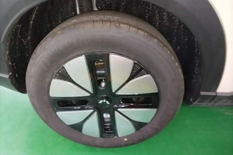 Used Wuling Bingo S 2025 Model 325km Deluxe Edition Right Rear Wheel Hub