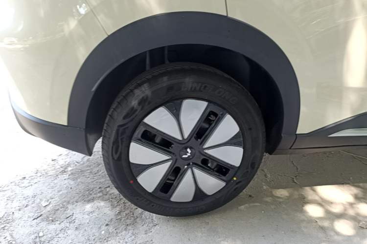 Used Wuling Bingo S 2025 Model 325km Deluxe Edition Right Rear Wheel Hub