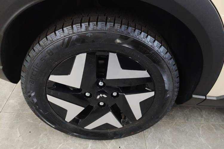 Used Wuling Bingo S 2025 Model 430km Flagship Edition Right Rear Wheel Hub