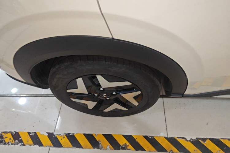 Used Wuling Bingo S 2025 Model 430km Flagship Edition Right Rear Wheel Hub