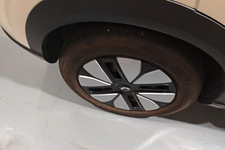 Used Wuling Bingo S 2025 Model 325km Deluxe Edition Right Rear Wheel Hub