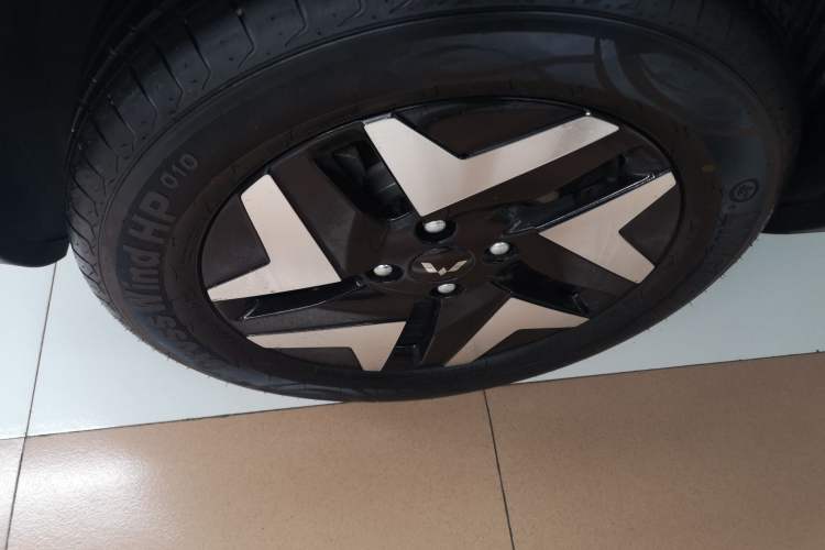 Used Wuling Bingo S 2025 Model 325km Flagship Edition Right Rear Wheel Hub