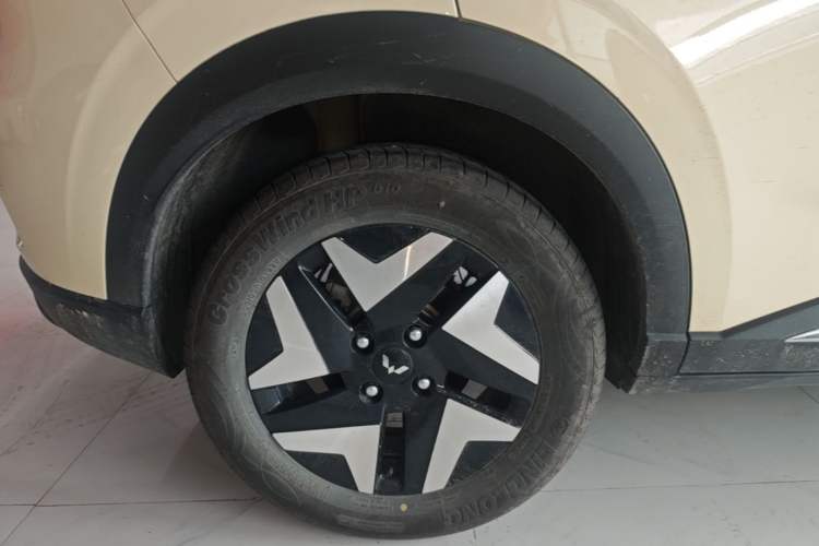 Used Wuling Bingo S 2025 Model 325km Flagship Edition Right Rear Wheel Hub