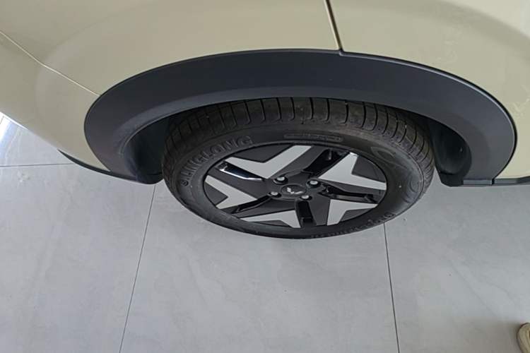 Used Wuling Bingo S 2025 Model 430km Flagship Edition Right Rear Wheel Hub
