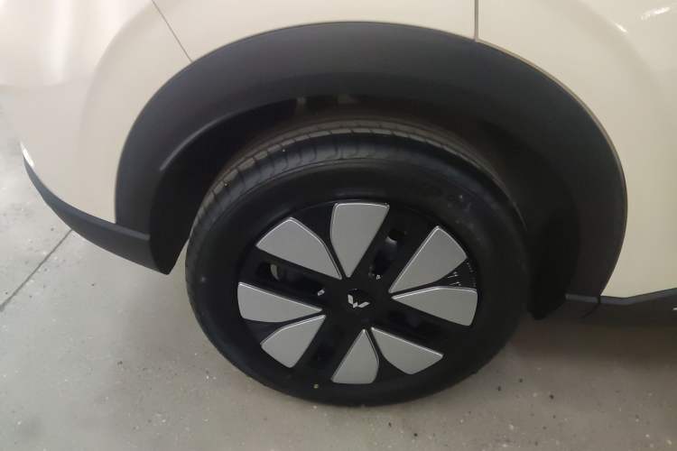 Used Wuling Bingo S 2025 Model 325km Deluxe Edition Right Rear Wheel Hub