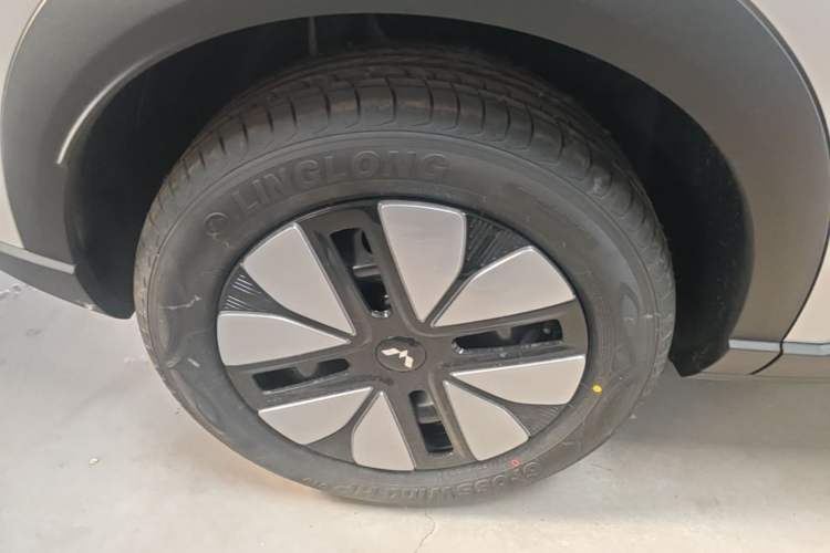 Used Wuling Bingo S 2025 Model 325km Deluxe Edition Right Rear Wheel Hub