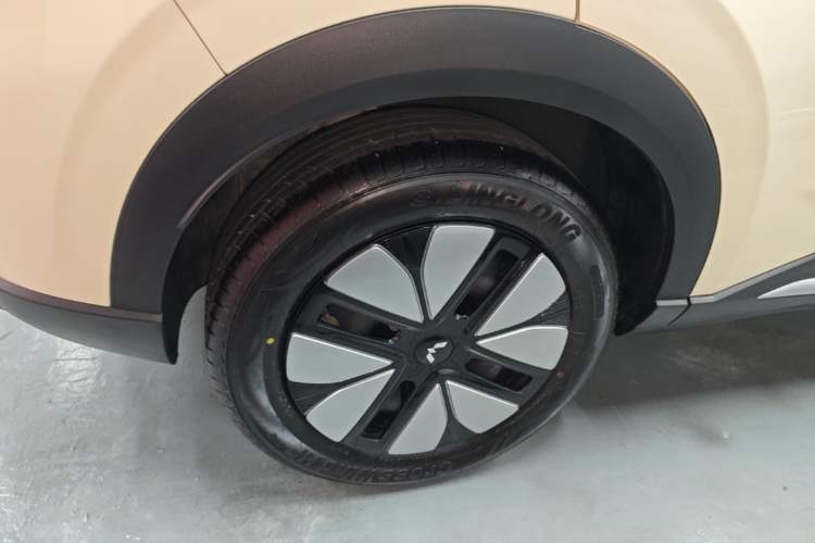 Used Wuling Bingo S 2025 Model 325km Deluxe Edition Right Rear Wheel Hub