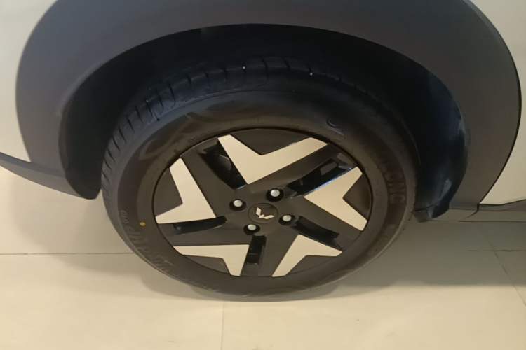 Used Wuling Bingo S 2025 Model 430km Flagship Edition Right Rear Wheel Hub