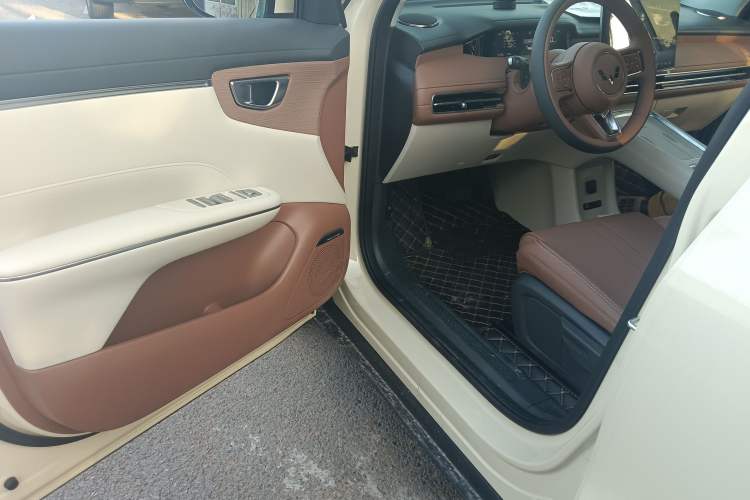 Used Wuling Bingo S 2025 Model 325km Deluxe Edition Interior 3