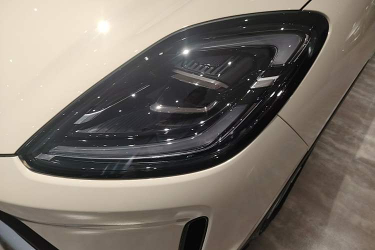 Used Wuling Bingo S 2025 Model 325km Deluxe Edition Left Front Headlight