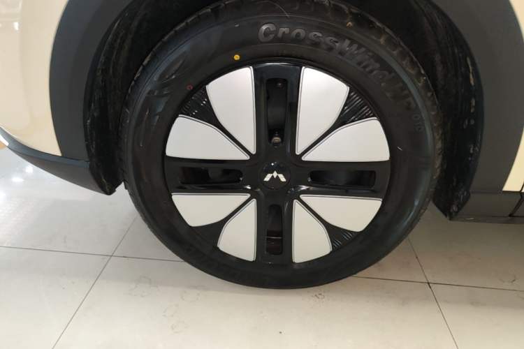 Used Wuling Bingo S 2025 Model 325km Deluxe Edition Left Front Wheel Hub