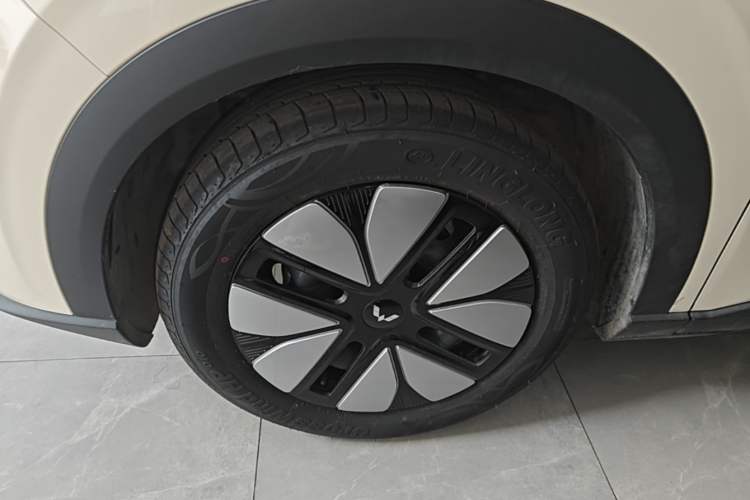 Used Wuling Bingo S 2025 Model 325km Deluxe Edition Left Front Wheel Hub