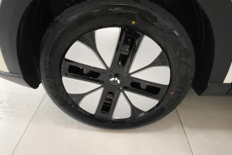Used Wuling Bingo S 2025 Model 325km Deluxe Edition Left Front Wheel Hub