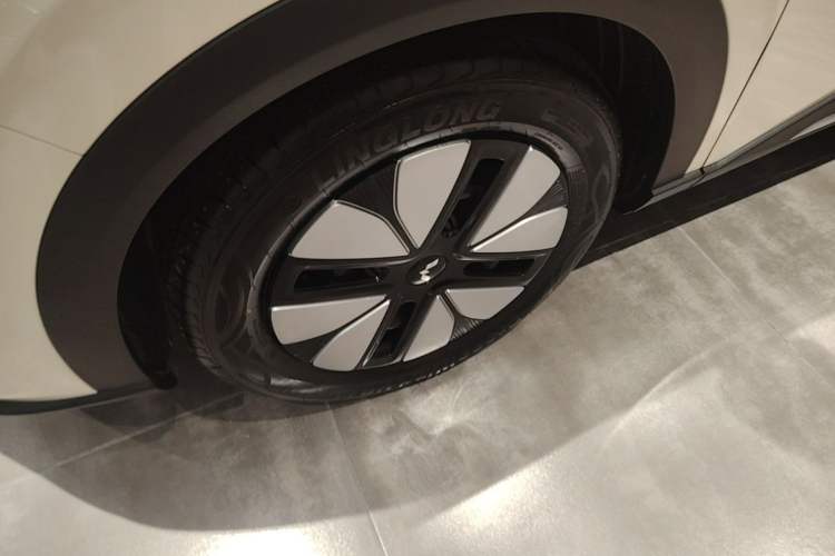 Used Wuling Bingo S 2025 Model 325km Deluxe Edition Left Front Wheel Hub