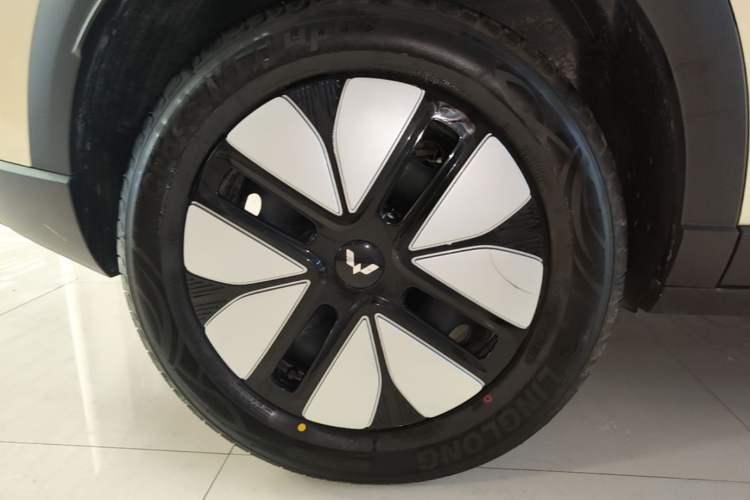 Used Wuling Bingo S 2025 Model 325km Deluxe Edition Right Rear Wheel Hub