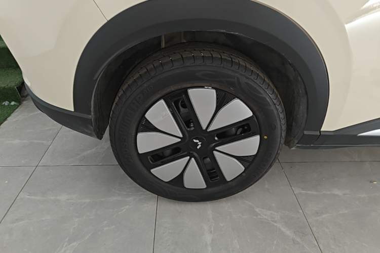 Used Wuling Bingo S 2025 Model 325km Deluxe Edition Right Rear Wheel Hub