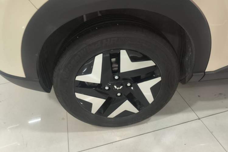 Used Wuling Bingo S 2025 Model 430km Flagship Edition Right Rear Wheel Hub