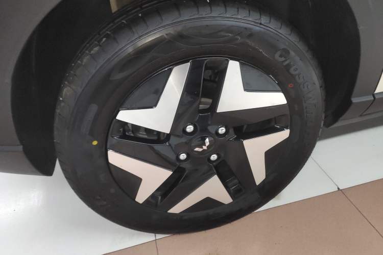 Used Wuling Bingo S 2025 Model 430km Flagship Edition Right Rear Wheel Hub
