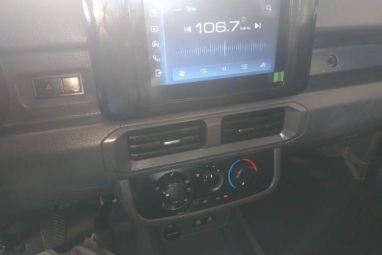 Used Wuling Dragon Truck 2023 2.0L Comfort Version Audio And AC Panel