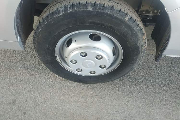 Used Wuling Dragon Truck 2023 2.0L Comfort Version Left Front Wheel Hub