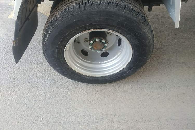 Used Wuling Dragon Truck 2023 2.0L Comfort Version Right Rear Wheel Hub