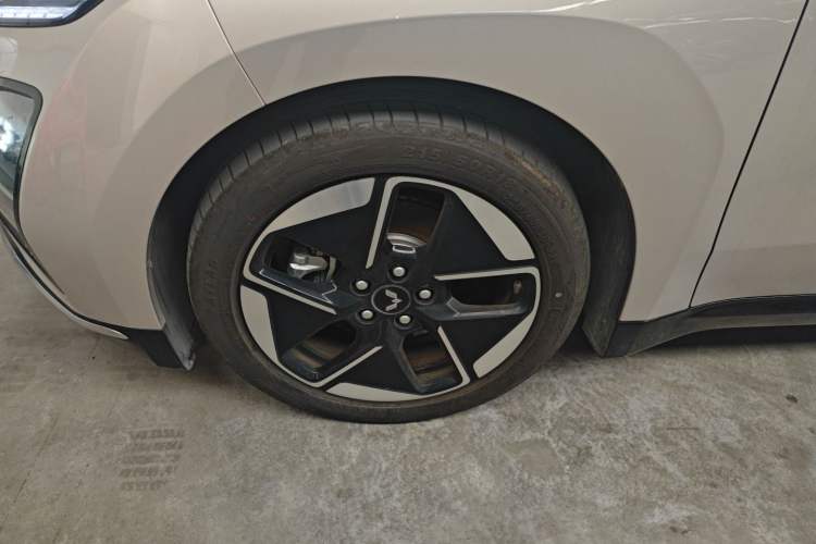Used Wuling E5 2024 510 km Standard Version Left Front Wheel Hub