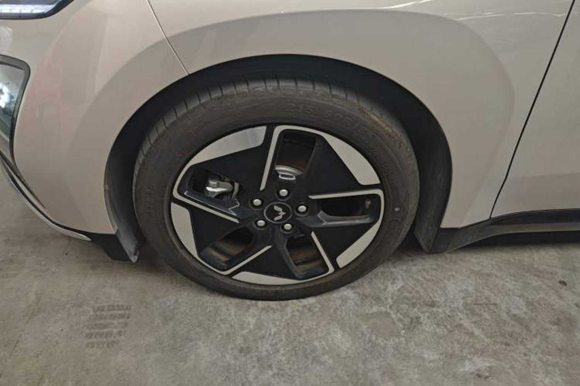Used Wuling E5 2024 510 km Standard Version Left Front Wheel Hub