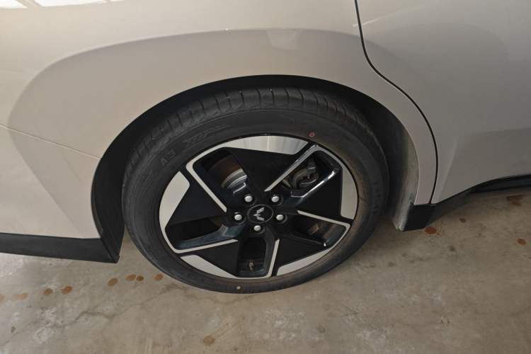 Used Wuling E5 2024 510 km Standard Version Right Rear Wheel Hub