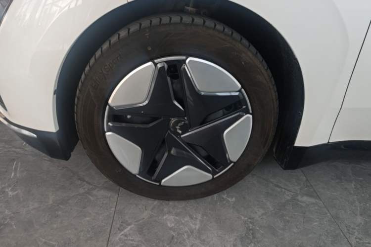 Used Wuling E5 2024 510 km Standard Version Exterior 4