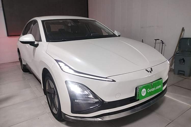 Used Wuling E5 2024 410 km Standard Version Front Right 45 Deg