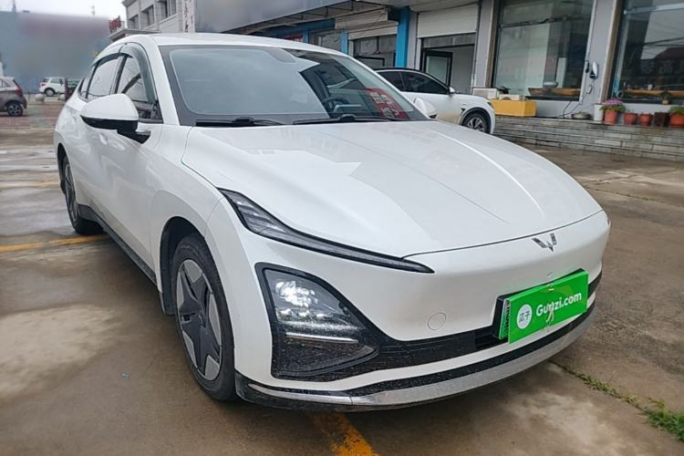Used Wuling E5 2024 410 km Standard Version Front Right 45 Deg