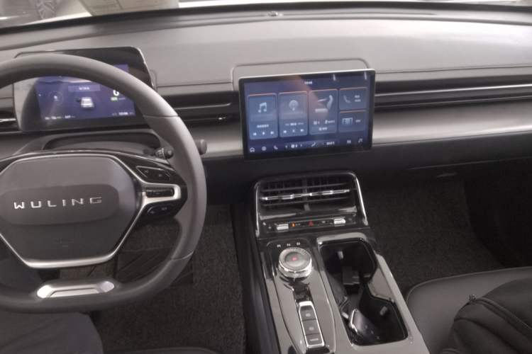 Used Wuling E5 2024 410 km Standard Version Interior 2