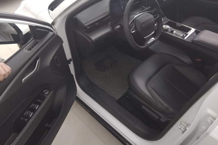 Used Wuling E5 2024 410 km Standard Version Interior 3