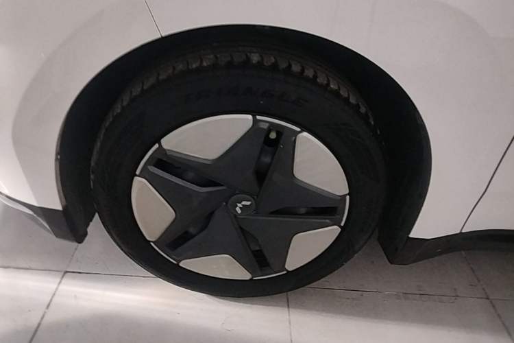 Used Wuling E5 2024 410 km Standard Version Left Front Wheel Hub