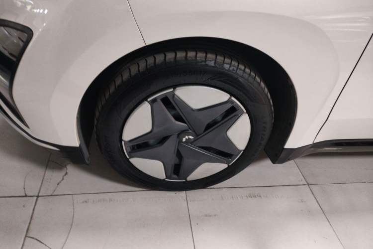 Used Wuling E5 2024 410 km Standard Version Left Front Wheel Hub