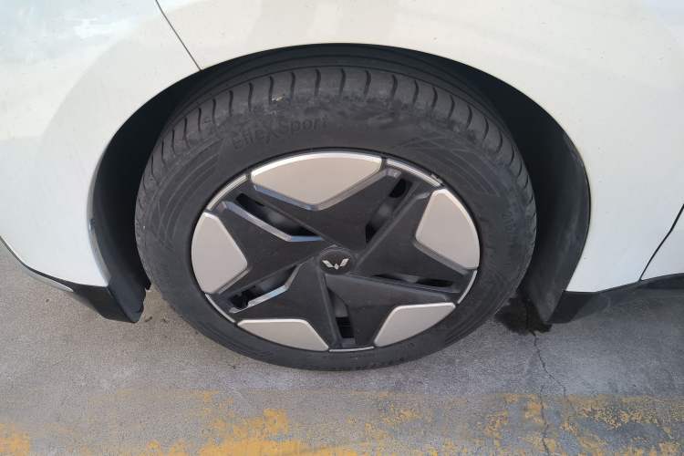 Used Wuling E5 2024 410 km Standard Version Left Front Wheel Hub