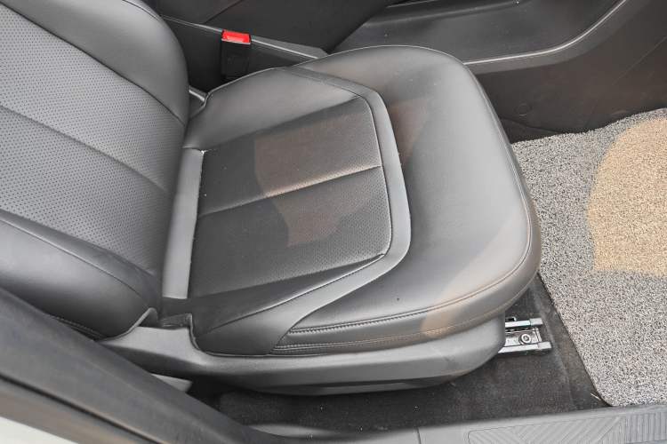 Used Wuling E5 2024 410 km Standard Version Right Front Seat