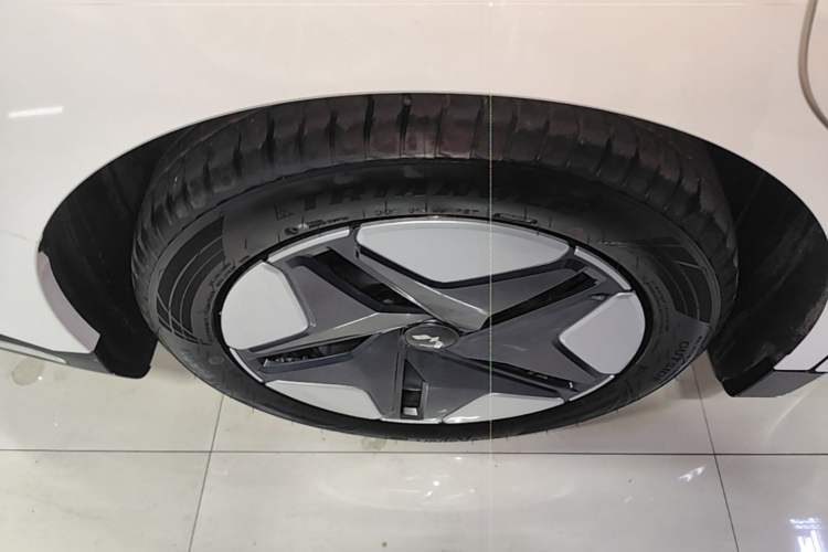 Used Wuling E5 2024 510 km Standard Version Right Rear Wheel Hub