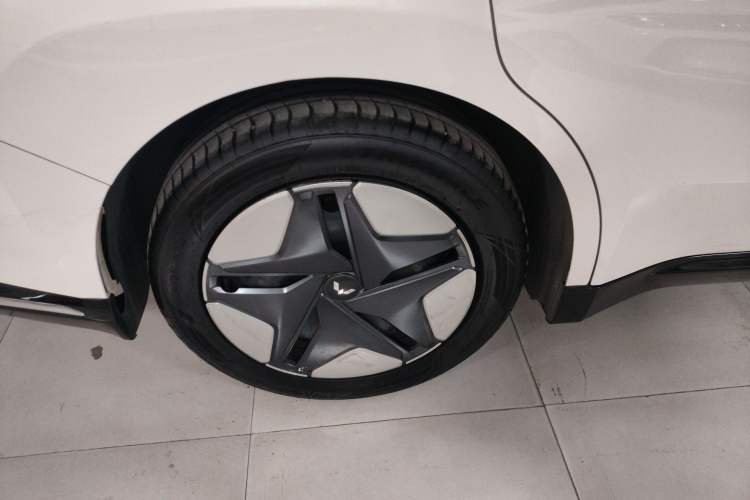Used Wuling E5 2024 410 km Standard Version Right Rear Wheel Hub