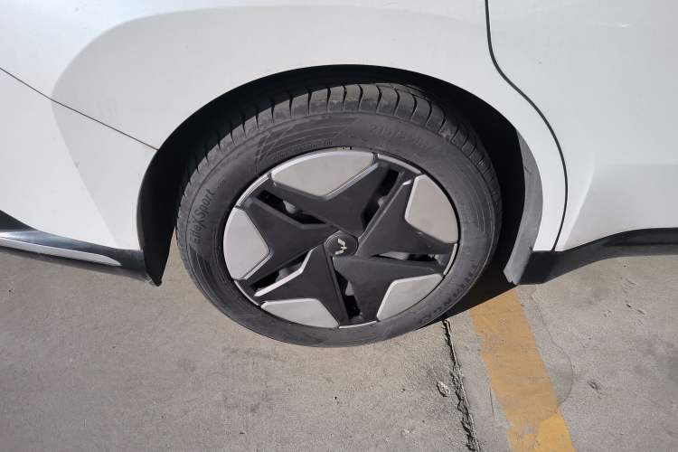 Used Wuling E5 2024 410 km Standard Version Right Rear Wheel Hub