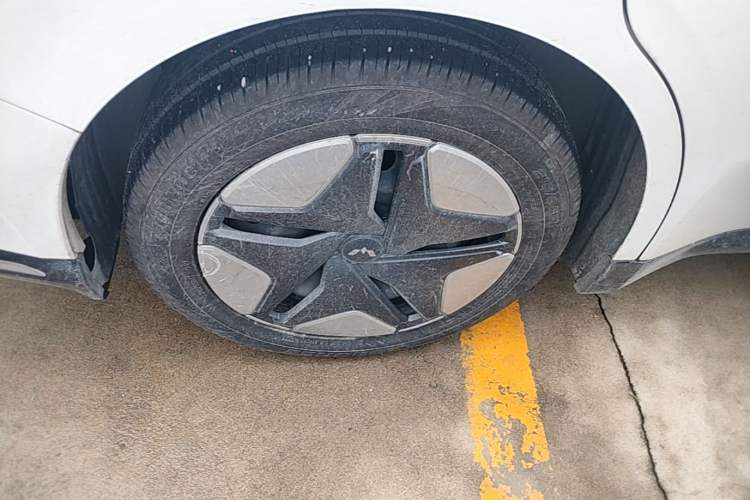 Used Wuling E5 2024 410 km Standard Version Right Rear Wheel Hub