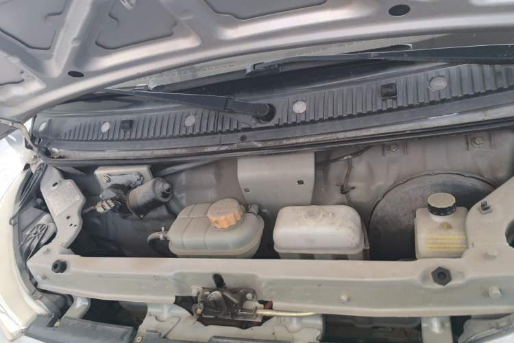 Used Wuling Electric Truck 2021 Cargo Truck Lifan 41.6kWh Inovance 2nd-Generation Electric Control System Engine Bay