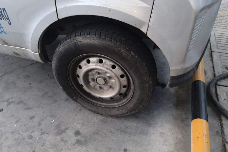 Used Wuling Electric Truck 2021 Cargo Truck Lifan 41.6kWh Inovance 2nd-Generation Electric Control System Right Front Wheel Hub