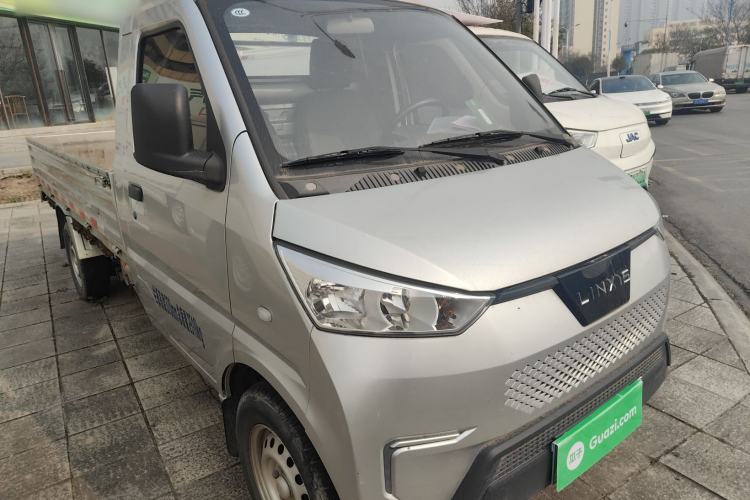Used Wuling Electric Truck 2022 Affordable Model Anchi with 35.904 kWh Front Right 45 Deg