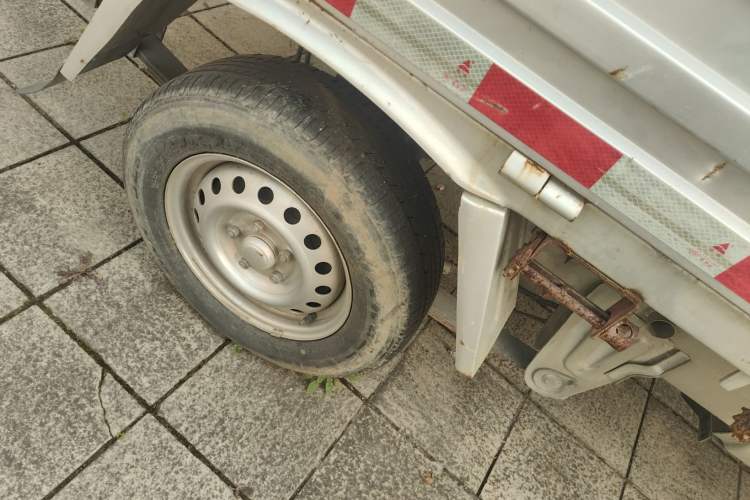 Used Wuling Electric Truck 2022 Affordable Model Anchi with 35.904 kWh Right Rear Wheel Hub