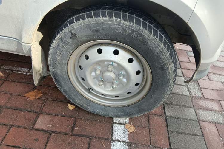 Used Wuling EV50 2020 Pure Electric Van Logistics Vehicle – Penghui Non-Heated Battery Right Front Wheel Hub