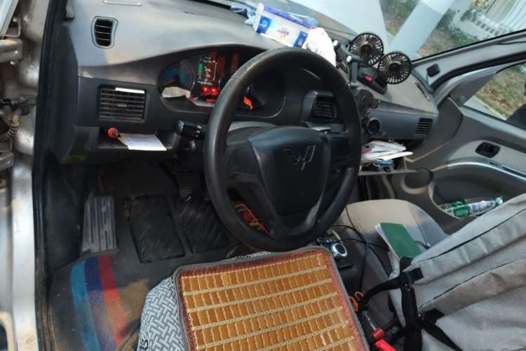 Used Wuling EV50 2020 All-Electric Van Logistics Vehicle with Ningde-Heated Battery Center Console