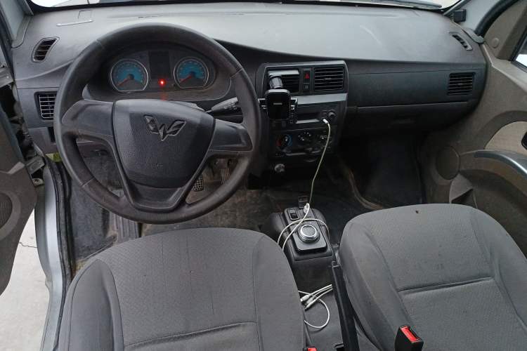 Used Wuling EV50 2020 All-Electric 5-Seater Version Ningde Heated Battery Center Console