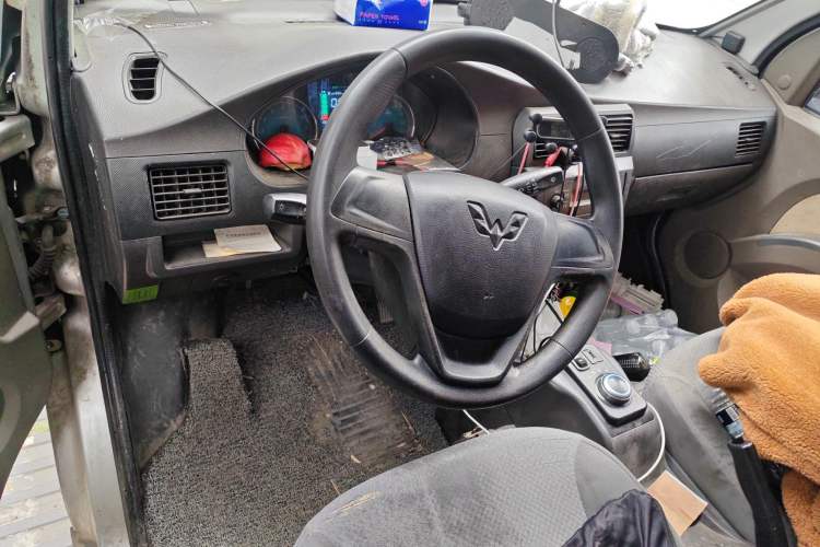 Used Wuling EV50 2020 Pure Electric Van Logistics Vehicle – Penghui Non-Heated Battery Center Console