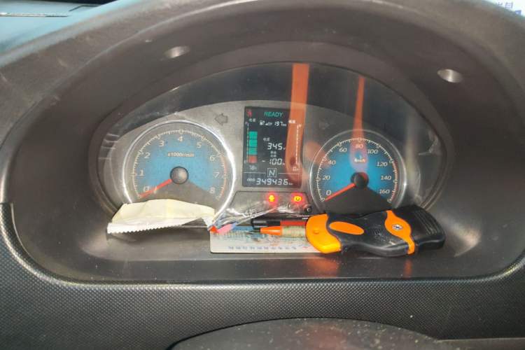 Used Wuling EV50 2020 All-Electric Van Logistics Vehicle with Ningde-Heated Battery Odometer Close Up